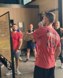 Salle de CrossFit équipée avec des coachs certifiés et expérimentés, offrant un encadrement personnalisé et des programmes adaptés pour tous les niveaux, du débutant à l'athlète confirmé.