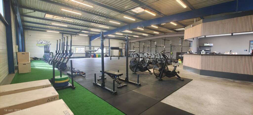 CrossFit, équipement moderne, entraînement fonctionnel, fitness, salle de sport, haltères, kettlebells, rigs, gymnastique.